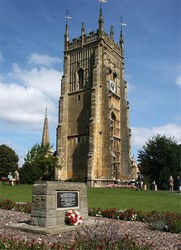 Monument to Simon de Montfort and the tower of the Abbey church in Abbey Park, Evesham